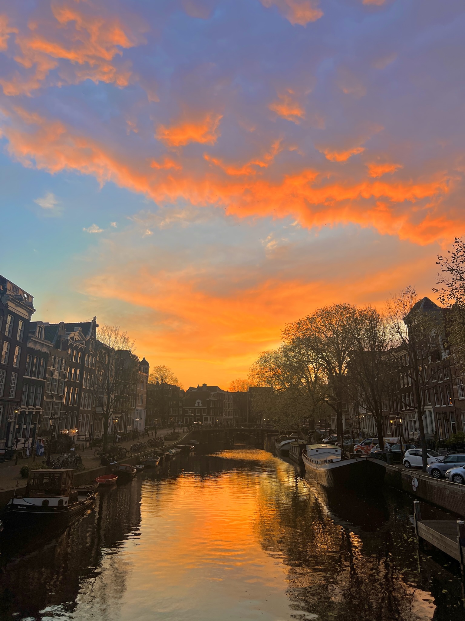 foto van een supermooie zonsondergang op de gracht in Amsterdam
