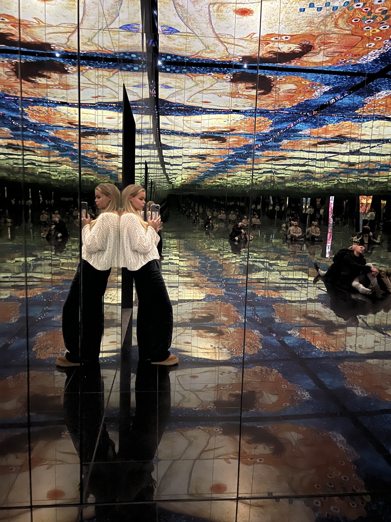 spiegelfoto van mij in een museum